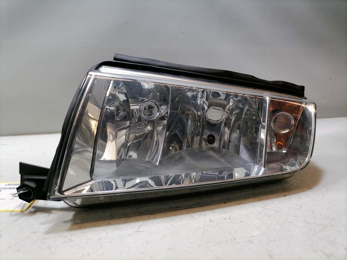 Skoda Fabia 1 original Scheinwerfer vorn links Halogen mit Chrom Hintergrund Bj.2001